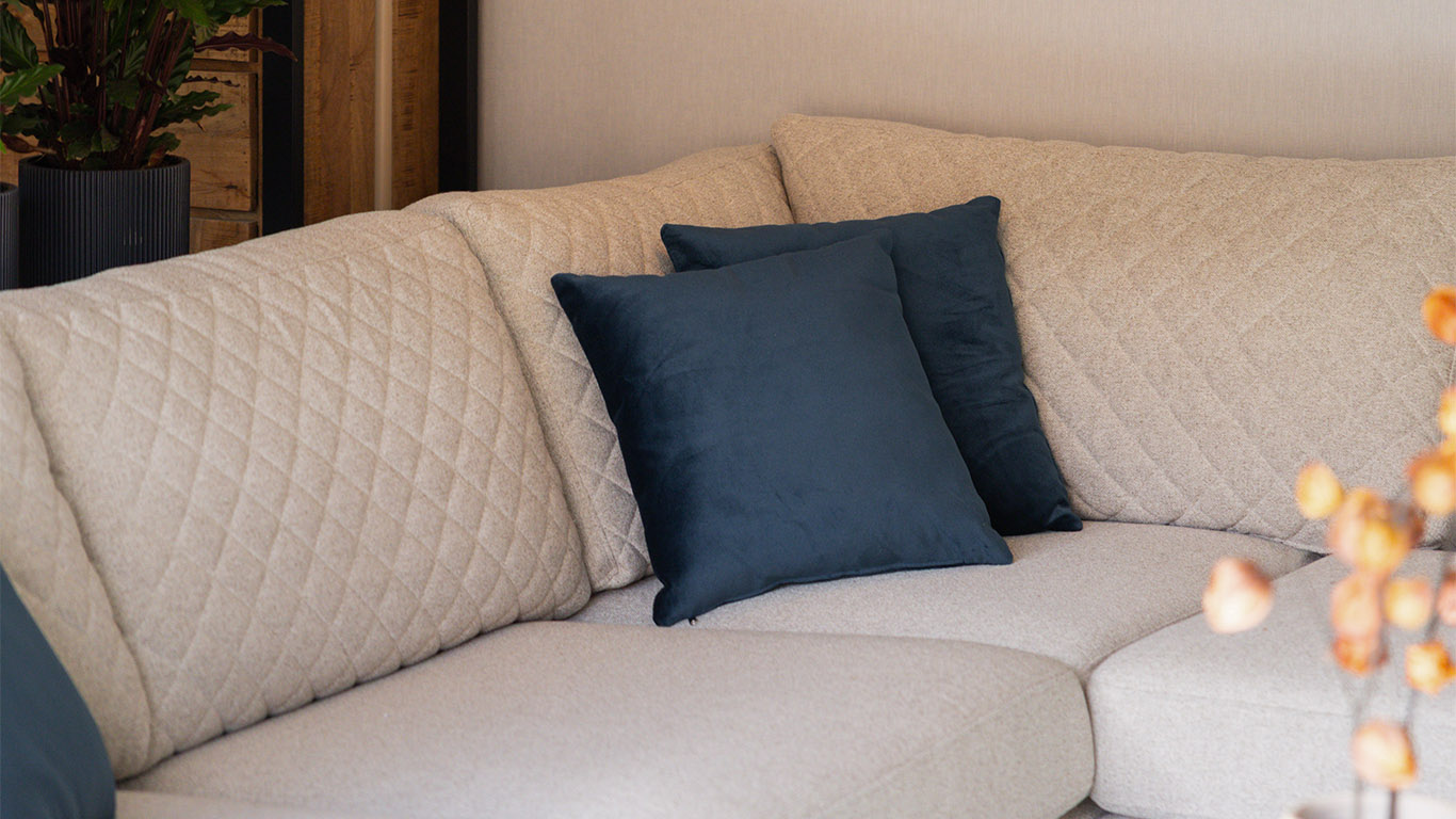 GTV AFL 26 UrbanSofa Quinn Brooklyn Hoekbank in Manilva Stone detail 1