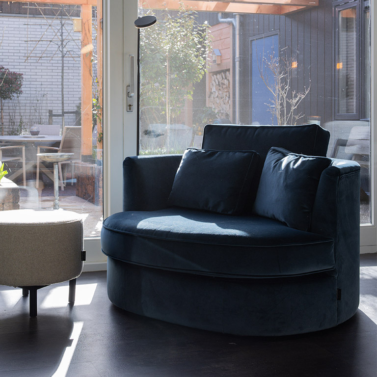 GTV AFL 26 UrbanSofa Rosa Fauteuil in Satin Royal Blue 3