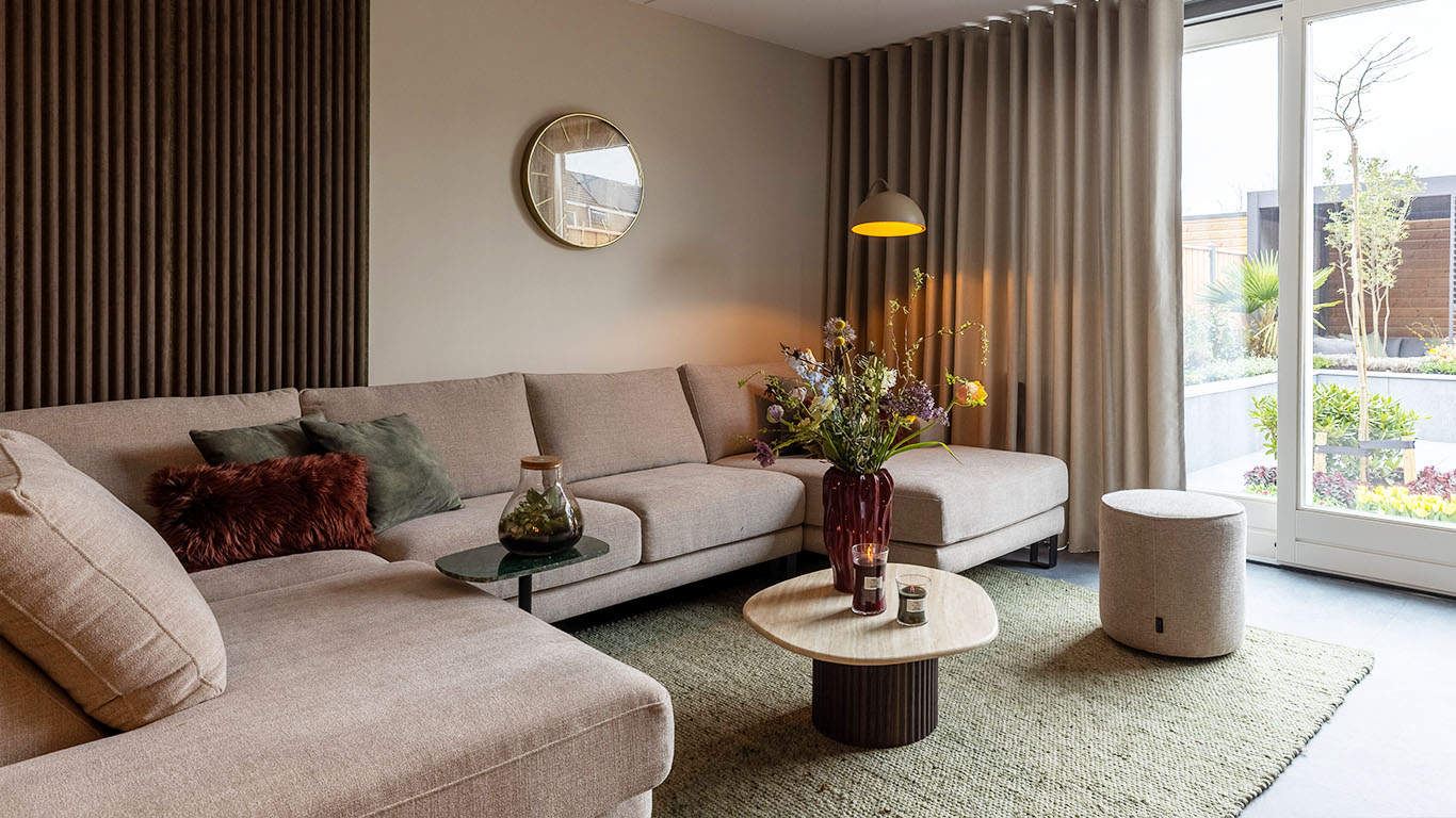 UrbanSofa Milan hoekbank met metalen poot