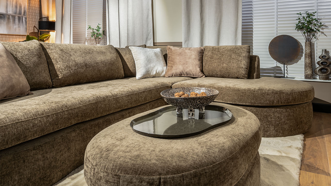 UrbanSofa Ella Hoekbank met Hocker in Charmonix Espresso detail 1 UrbanSofa Ella Hoekbank met Hocker in Charmonix Espresso detail 1