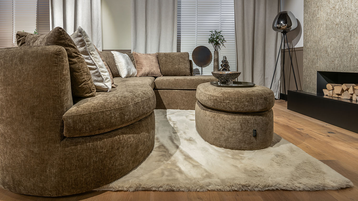 UrbanSofa Ella Hoekbank met Hocker in Charmonix Espresso detail 2 UrbanSofa Ella Hoekbank met Hocker in Charmonix Espresso detail 2