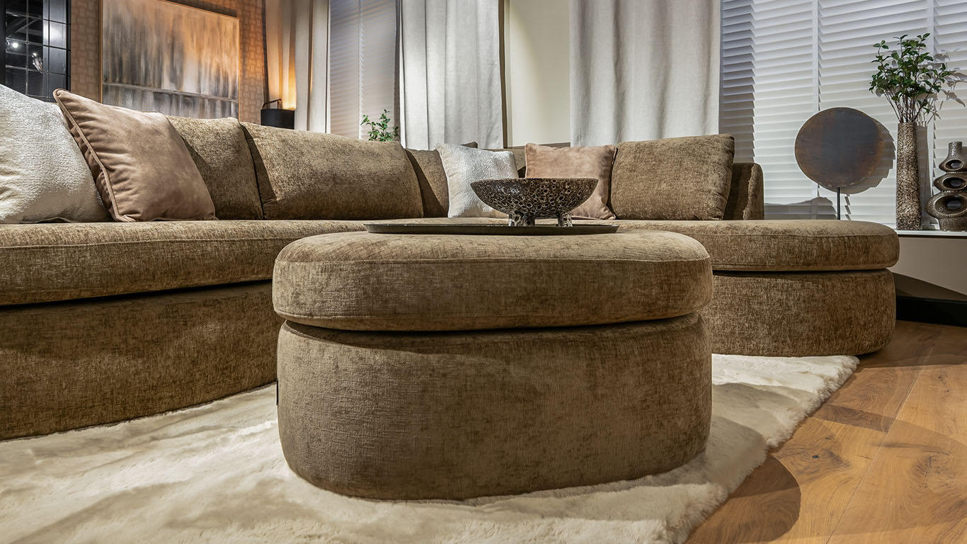 UrbanSofa Ella Hoekbank met Hocker in Charmonix Espresso detail 3 UrbanSofa Ella Hoekbank met Hocker in Charmonix Espresso detail 3