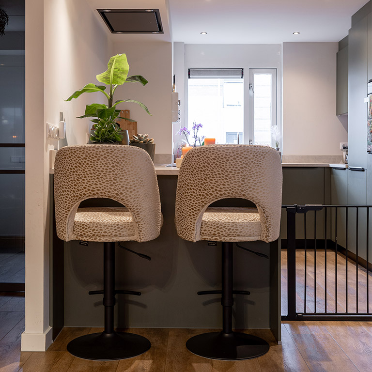 GTV AFL 30 UrbanSofa Evan barstoelen met metal leg in Cipriana Shiny Desert 3