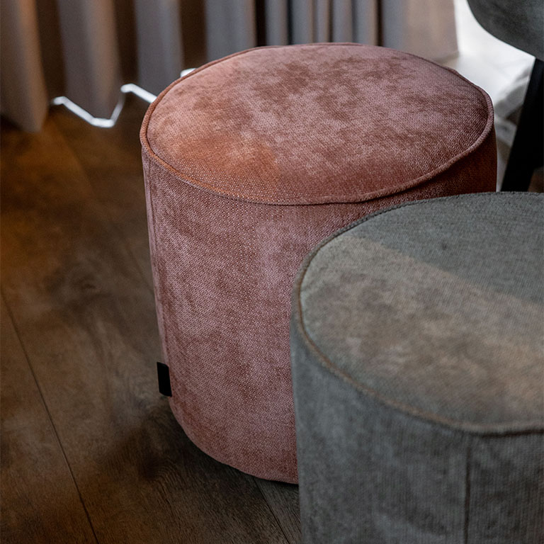 GTV AFL 30 UrbanSofa Otis Poefen High in Suave Hunter en Enfield Blush 2