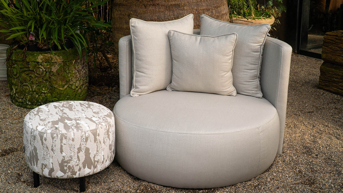 GTV AFL 30 UrbanSofa Outdoor Ibiza Fauteuil Savana Grey en Hocker rond Yama Fuij 2