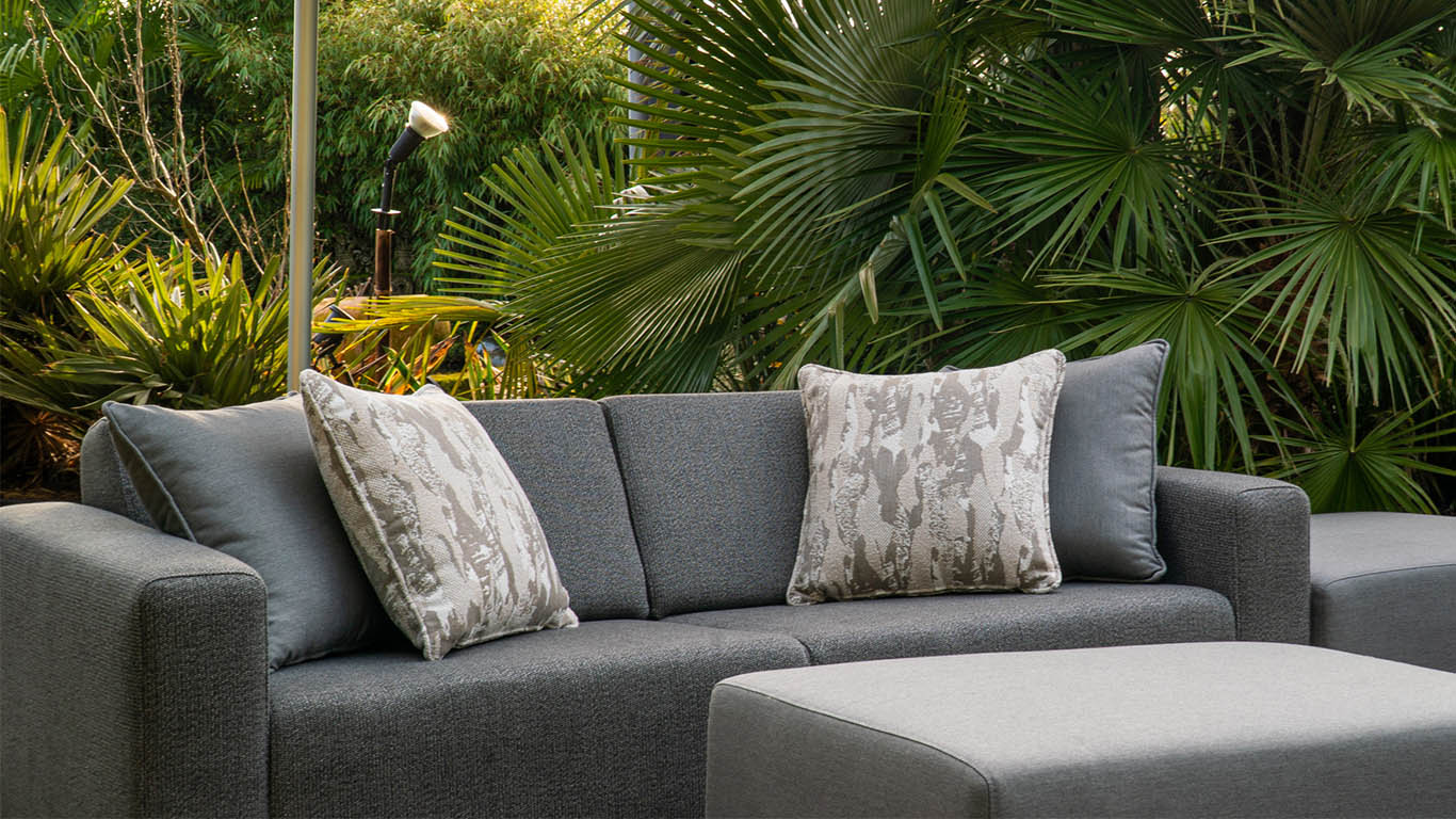 GTV AFL 30 UrbanSofa Outdoor Marbella Sofa in Savana Tornado en Hockers in Natte Charcoal detail 1