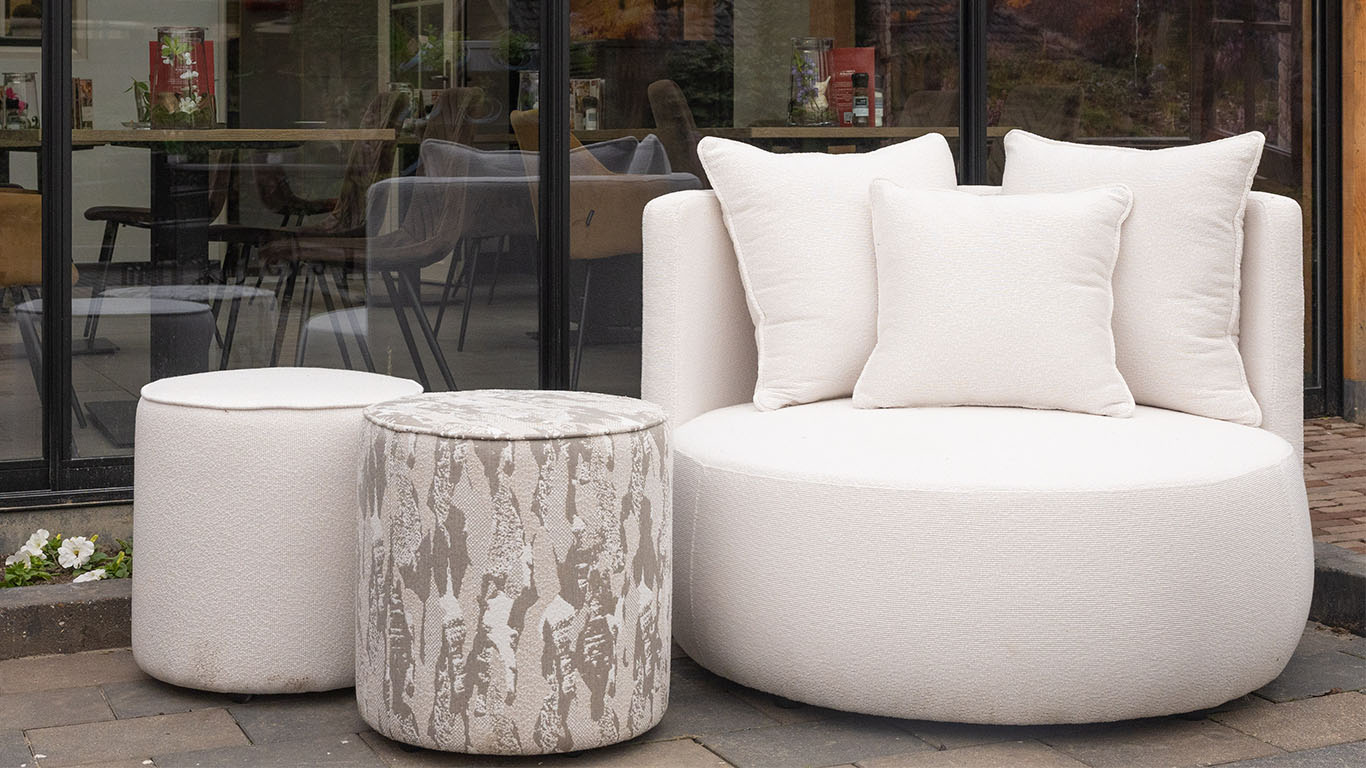 GTV AFL 31 UrbanSofa Ibiza Fauteuil in Jasmine Pattern en Bellagio Poefen in Jasmine Pattern en Yama Fuji 3