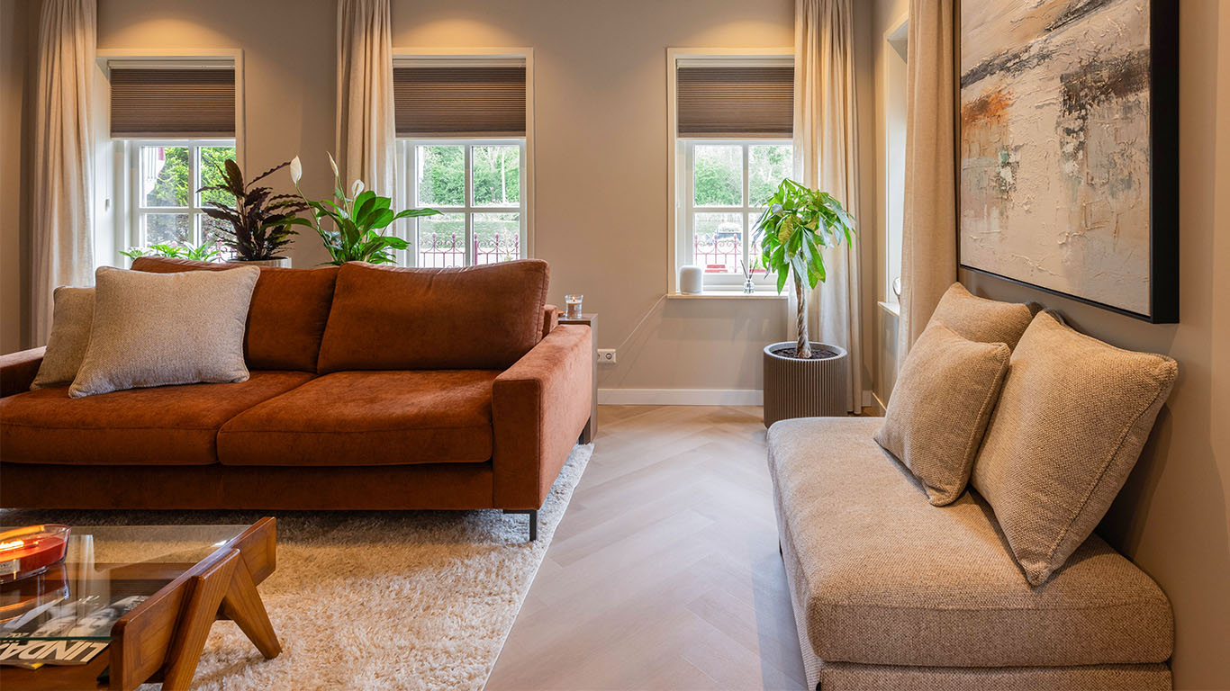 GTV AFL 38 UrbanSofa Lausanne Sofa in Enfield Earth en Lausanne Hocker Rio Desert 1
