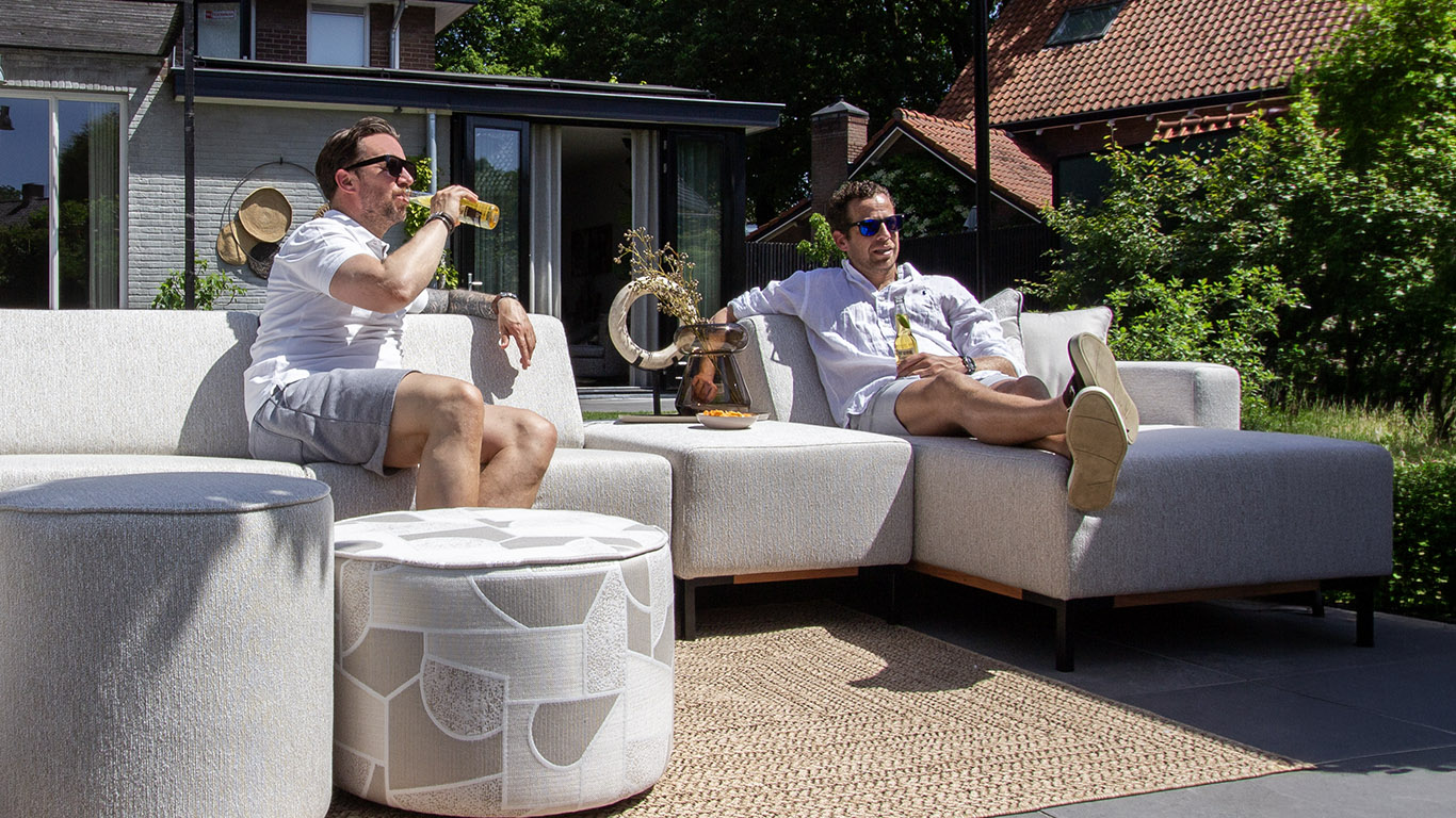 UrbanSofa Outdoor Marbella Hoekbank in Tundra Gypsum en Bellagio Poefen in Tundra Gypsum en Territory Alum 8