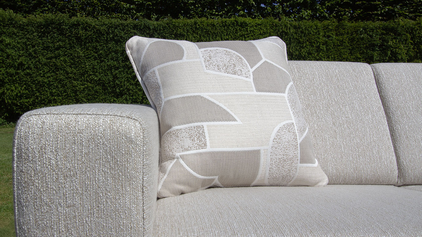 UrbanSofa Outdoor Marbella Hoekbank in Tundra Gypsum en Outdoor Kussen in Territory Alum detail