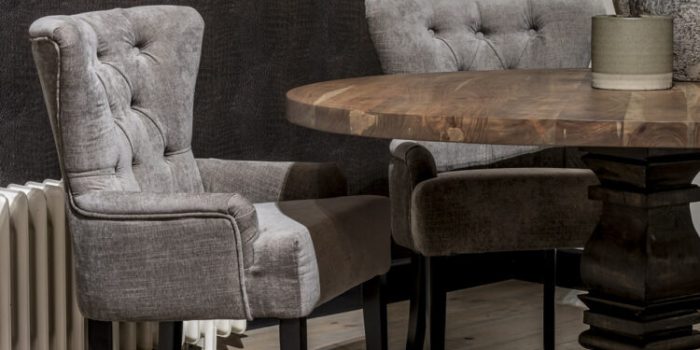 UrbanSofa-Amy-Eetkamerfauteuil-Belize-Taupe-Robin-Eettafel-Kloosterpoot-2-Vierkant