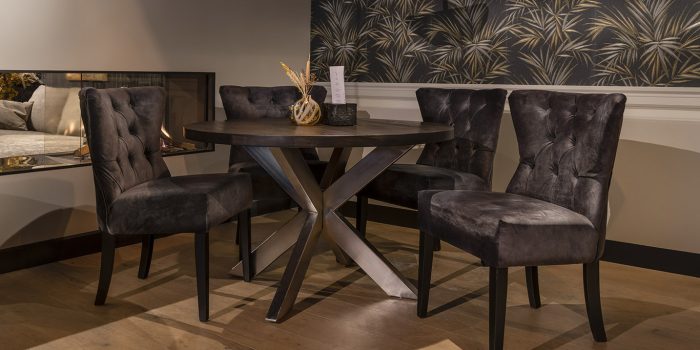 UrbanSofa-Aniston-Eetstoel-Vienna-Antracite-Robin-Eettafel-Rond-Spinpoot-Chroom-Liggend