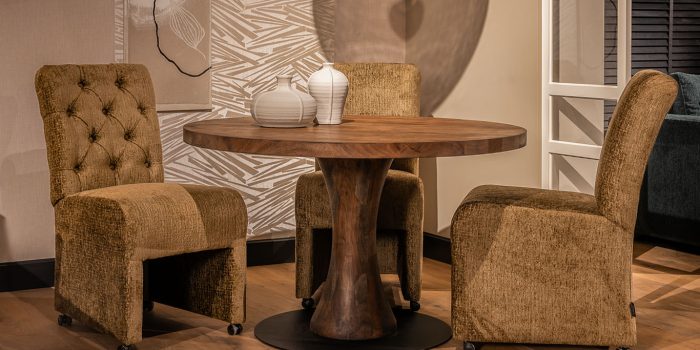 UrbanSofa Bordeaux No Arms Eetkamerfauteuil Kensington Gold Bruuts Ronde Tafel Rechte Rand Kloosterpoot Hout Vaas 1