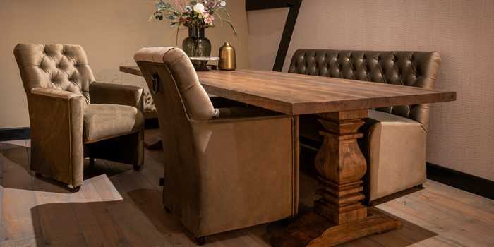 UrbanSofa Bordeaux eetkamerfauteuil en eetkamerbank in Satin Liver Bruuts eettafel Rechte rand en houten kloosterpoot 2
