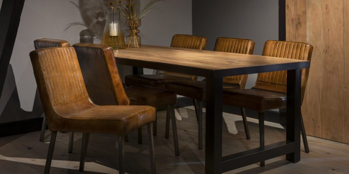 UrbanSofa-Bryan-Eetkamerstoel-Bruin-Leder-Lodge-Eettafel-Zwart-3-Liggend UrbanSofa-Bryan-Eetkamerstoel-Bruin-Leder-Lodge-Eettafel-Zwart-3-Liggend