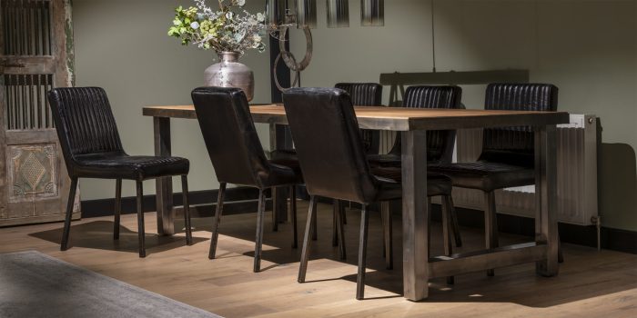 UrbanSofa-Bryan-Eetkamerstoel-Zwart-Leder-Lodge-Eettafel-Pure-Steel-Liggend UrbanSofa-Bryan-Eetkamerstoel-Zwart-Leder-Lodge-Eettafel-Pure-Steel-Liggend
