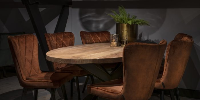 UrbanSofa-Lewis-Eetstoel-Vienna-Copper-Romy-Eettafel-Spinpoot-Zwart-Liggend