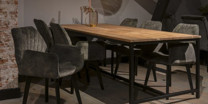 UrbanSofa-Livingston-Met-Arm-Eetkamerstoel-Vienna-Petrol-Monaco-Eettafel-Liggend