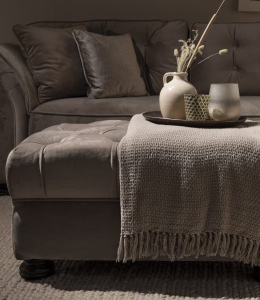 UrbanSofa-Montreal-Hocker-Napels-Taupe-Plaid-Detail-Vierkant