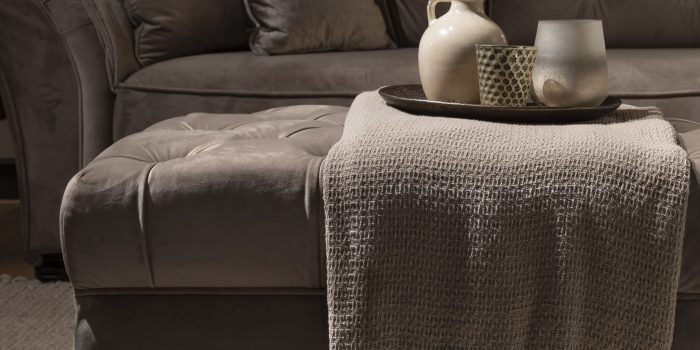 UrbanSofa-Montreal-Hocker-Napels-Taupe-Plaid-Detail-Vierkant