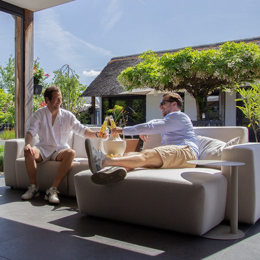 UrbanSofa Outdoor Stoffen Tuinbanken Provence Loungebank met hocker Sunbrella Natte Linnen Chalk Samen Proosten 5