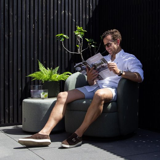 UrbanSofa Outdoor Venice Fauteuil met Ronde Hocker 50cm in Natte Bamboo 4