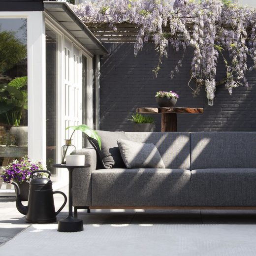 UrbanSofa Outdoor stoffen Marbella Sofa in Sunbrella Savana Tornado, ideaal voor stijlvolle buitenruimtes.