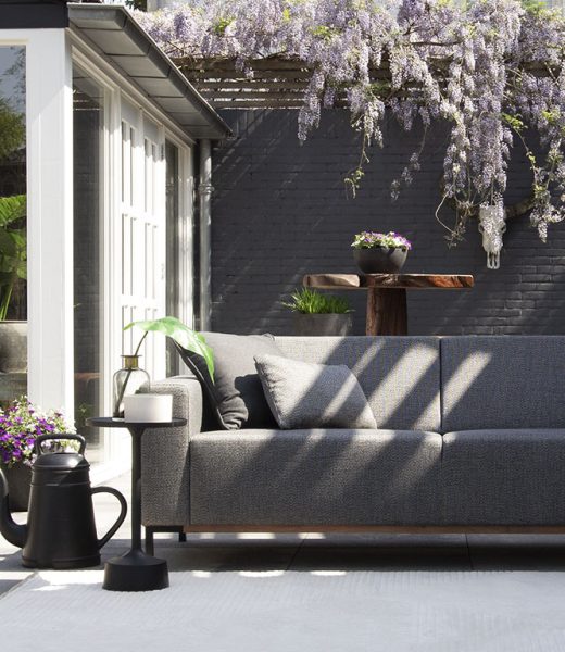 UrbanSofa Outdoor stoffen Marbella Sofa in Sunbrella Savana Tornado, ideaal voor stijlvolle buitenruimtes.