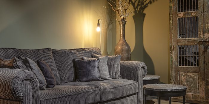 UrbanSofa-San-Remo-Casia-Sofa-Corduroy-Grey-Andalusie-Silver-Salontafel-Met-Onderblad-Vierkant (1)