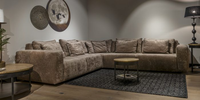 UrbanSofa-Tommy-Hoekbank-Byron-Liver-Andalusie-Gold-Salontafel-Met-Onderblad-Mundra-Gold-Vloerkleed-Liggend